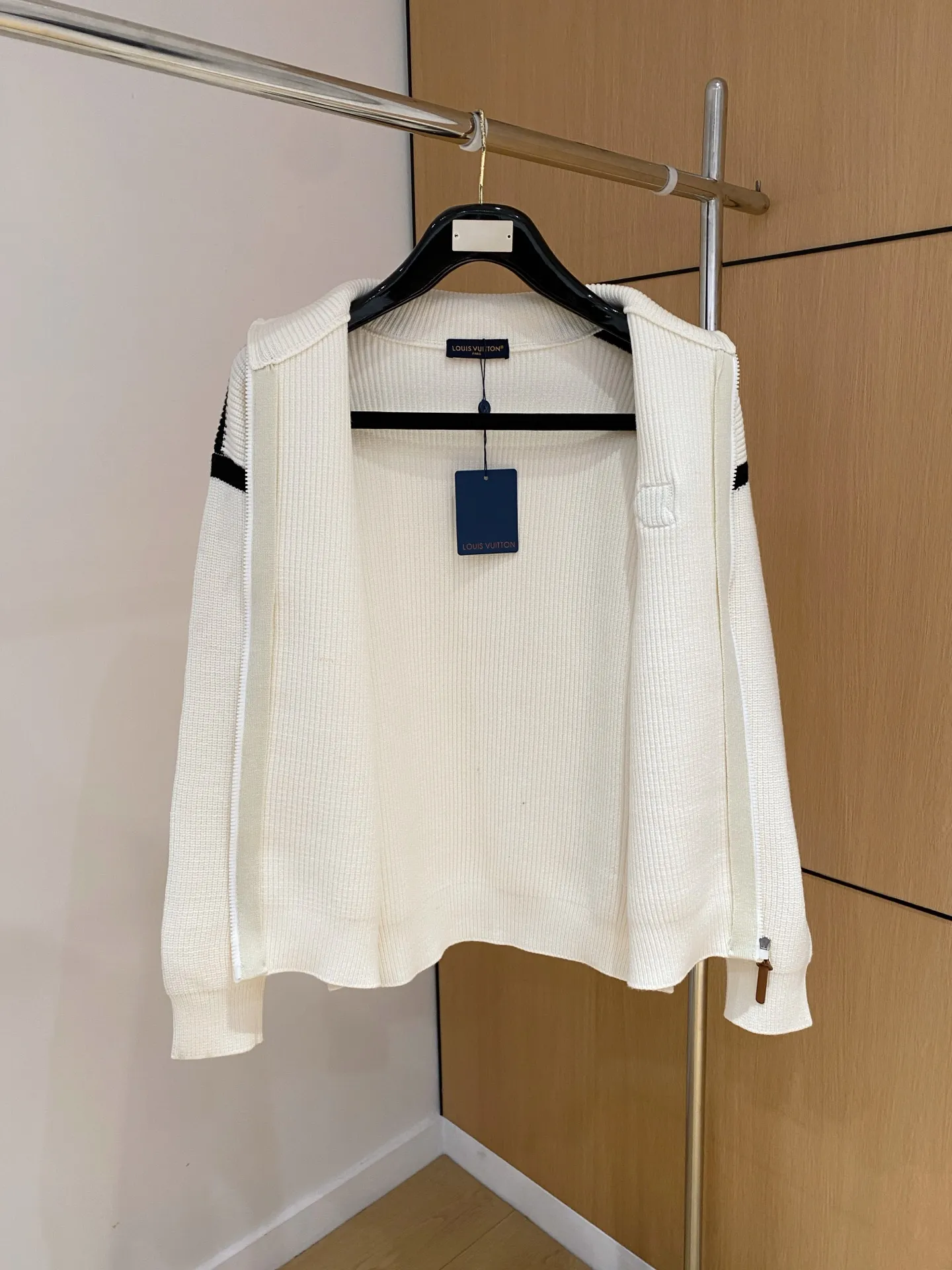🅿️540 【LV Louis Vuitton】Autumn and winter classic cardigan sweater, in full condition! ! ! Wool blended fabric, the latest model in 2025, golden ratio! ! Slim-fitting soft gold, versatile and practical item, the combination and practicality are extremely powerful, simple and elegant, and classy! To create your own style, it is highly recommended to buy it in two colors. The standard slim fit tailoring process is suitable for both young and old men. It is knitted from wool and will not cause any discomfort! While keeping warm, it is stylish, textured and wearable, and the classic logo with contrasting colors on the chest feels in place! ! Recommended for regular customers! ! Size M-3XL (maximum wear: 190 pounds)